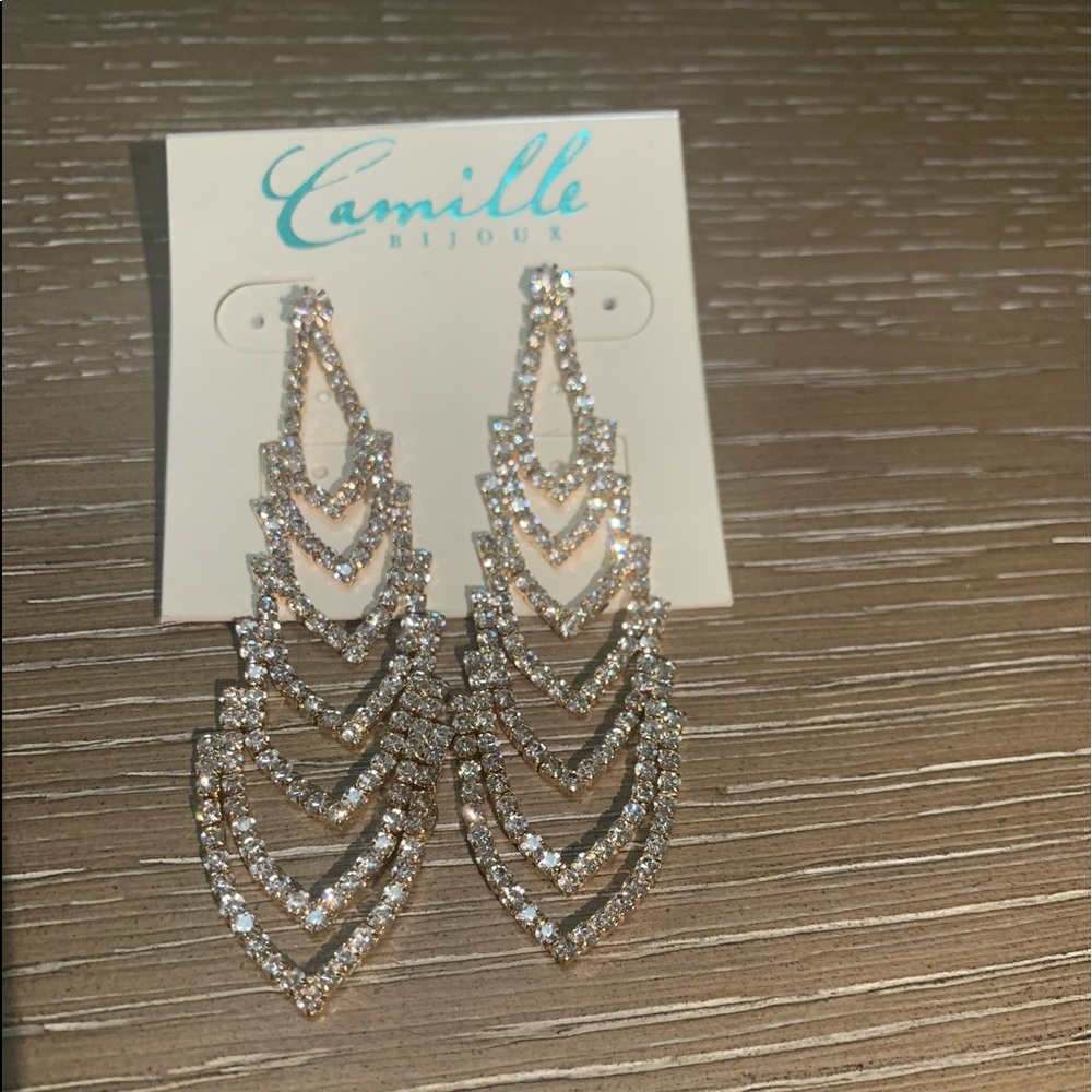Gold 2 inch drop earings.